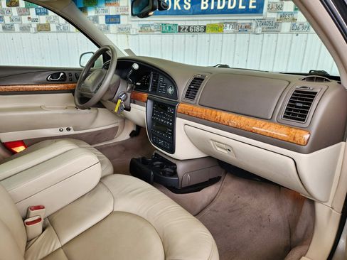 Used 2002 Lincoln Continental image 2