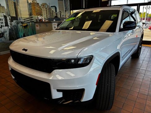 Used 2023 Jeep Grand Cherokee L Laredo AWD/4WD image 8