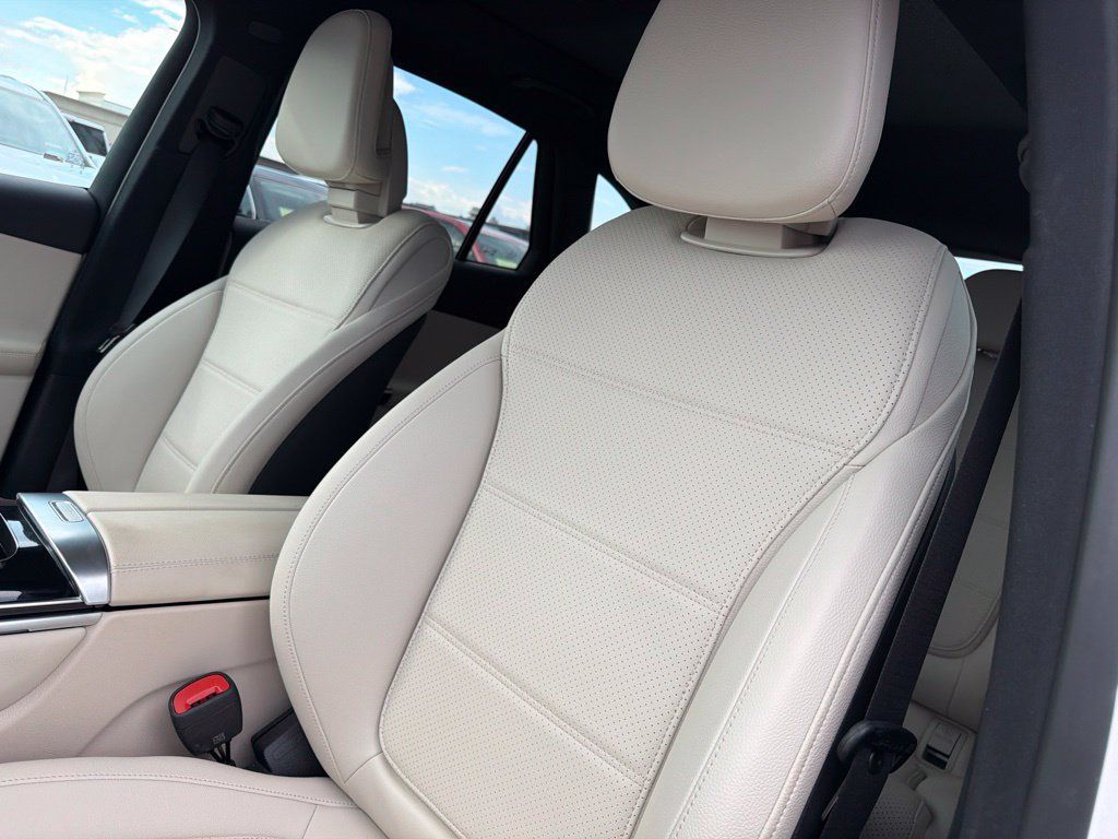 Used 2025 Mercedes-Benz GLC 300 image 16