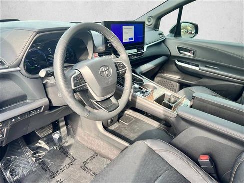 Used 2025 Toyota Sienna Platinum image 10