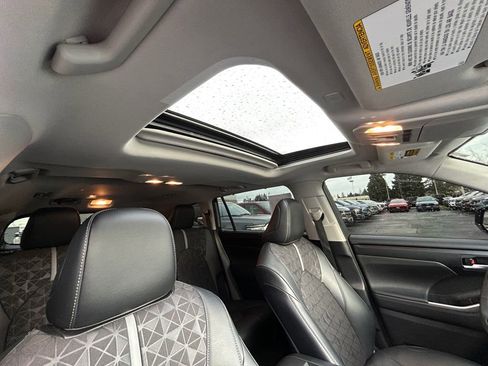 Used 2024 Toyota Highlander XLE image 27