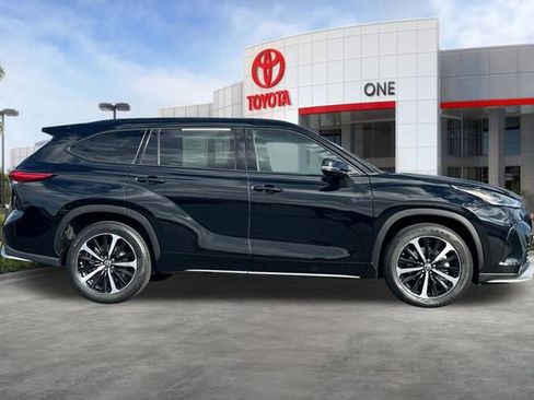 Used 2021 Toyota Highlander XSE FWD image 3