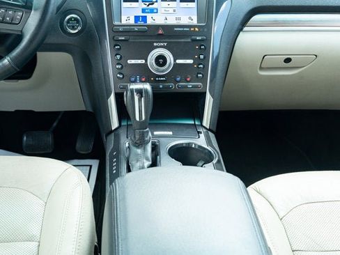 Used 2019 Ford Explorer Limited w/ Class III Trailer Tow Package FWD image 31