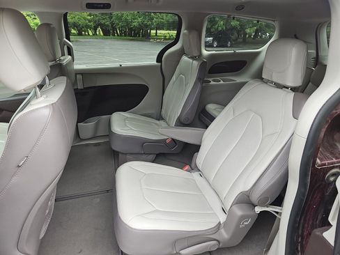 Used 2018 Chrysler Pacifica Touring-L FWD image 20