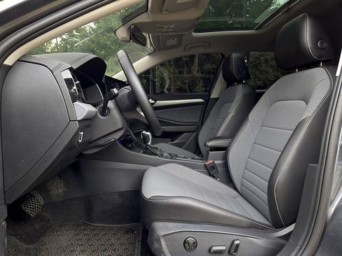 Used 2025 Volkswagen Jetta SE w/ Sunroof Package FWD image 13