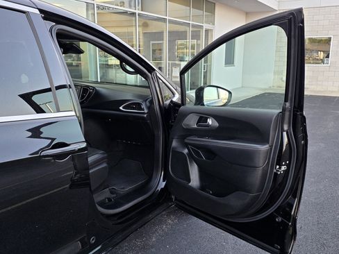 Used 2025 Chrysler Pacifica Select FWD image 53