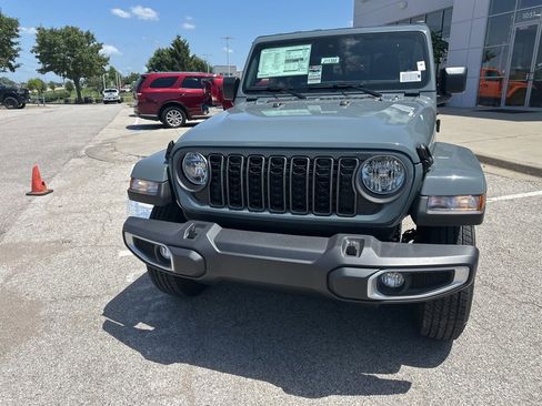 New 2025 Jeep Gladiator Sport image 10