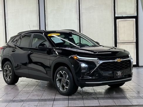 Used 2025 Chevrolet Trax LT w/ LT Convenience Package FWD image 1