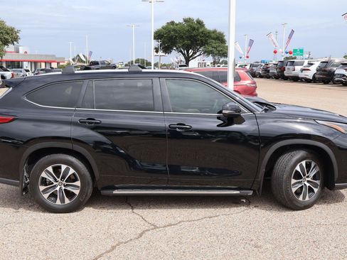 Used 2023 Toyota Highlander XLE FWD image 2