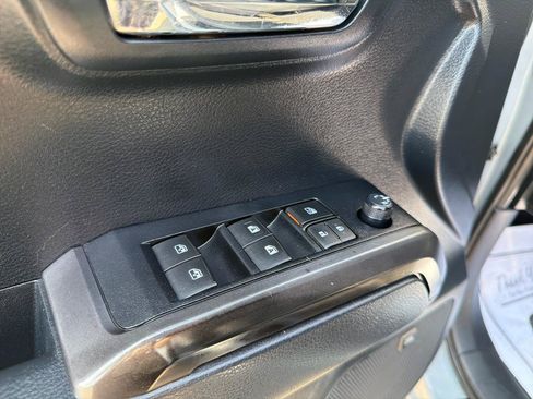 Used 2019 Toyota Tacoma TRD Off-Road AWD/4WD image 15