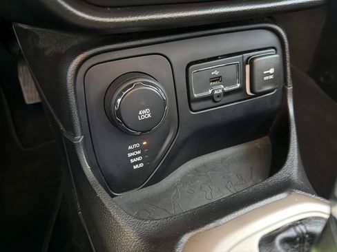 Used 2016 Jeep Renegade Sport w/ Power & Air Group image 26