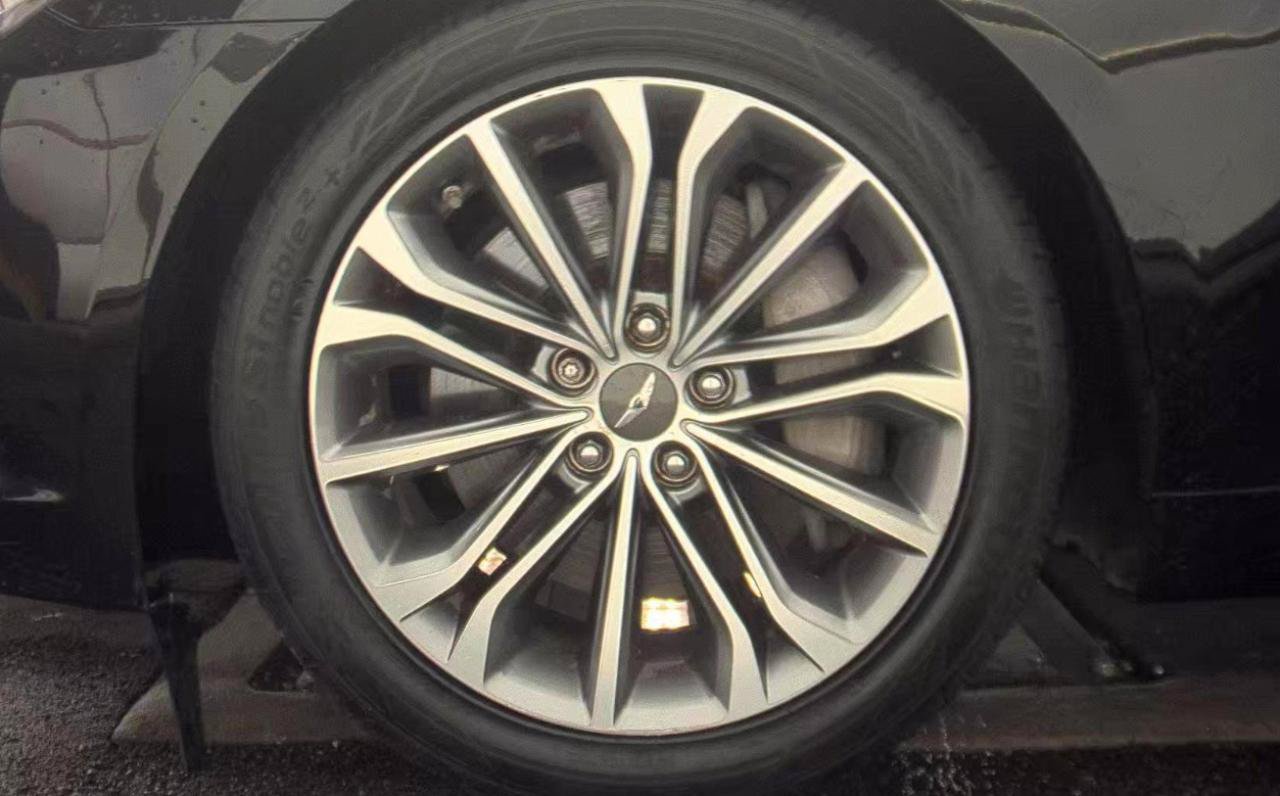 Used 2015 Hyundai Genesis 3.8 w/ Option Group 02 RWD image 9