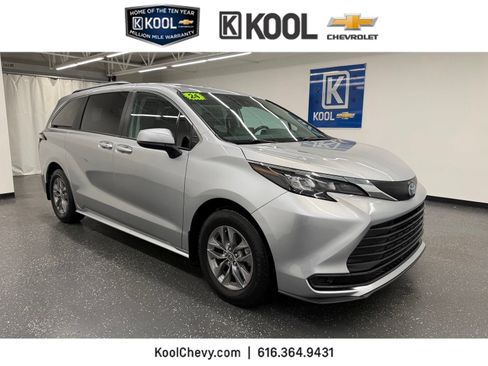 Used 2024 Toyota Sienna LE AWD/4WD image 1