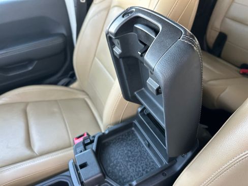 Used 2018 Jeep Wrangler Unlimited Sahara AWD/4WD image 15