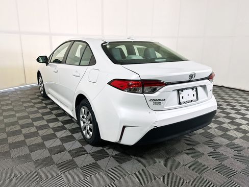 Used 2025 Toyota Corolla LE FWD image 5