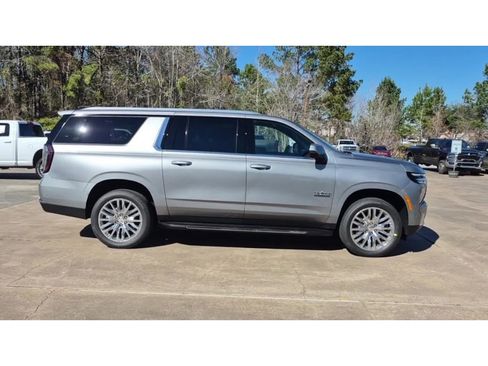 New 2026 Chevrolet Suburban LT image 9