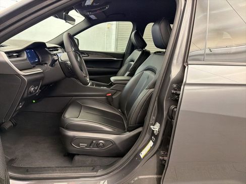 New 2025 Jeep Grand Cherokee Limited w/ Black Appearance Package image 16