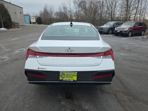Used 2025 Hyundai Elantra Blue image 6