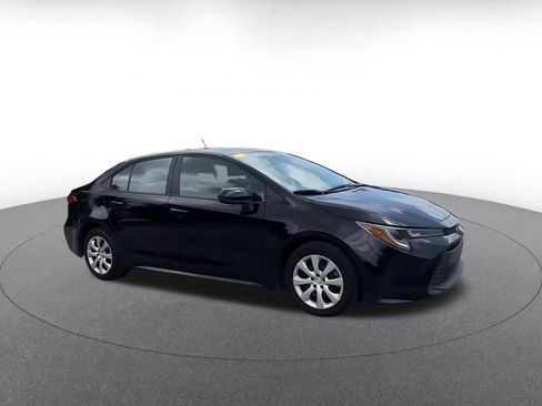 Used 2025 Toyota Corolla LE FWD image 2