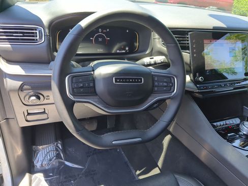 Used 2024 Jeep Wagoneer L Series III w/ Flexible Seating Group AWD/4WD image 17