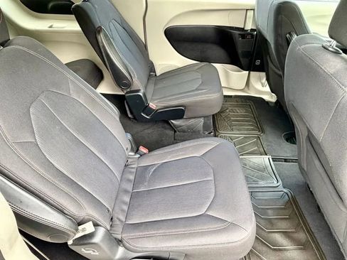 Used 2017 Chrysler Pacifica Touring FWD image 17