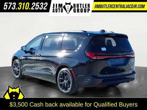 New 2026 Chrysler Pacifica Limited w/ Uconnect Theater Family Group image 5