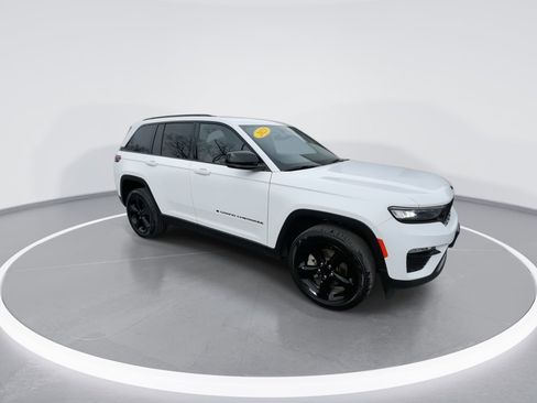 Used 2023 Jeep Grand Cherokee Limited w/ Black Appearance Package AWD/4WD image 25