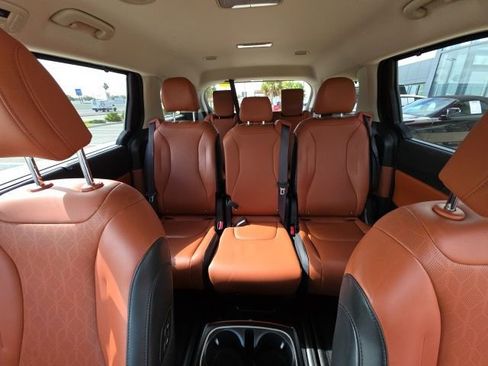 Used 2025 Kia Carnival EX image 21