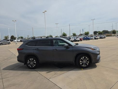 Used 2021 Toyota Highlander XLE AWD/4WD image 2
