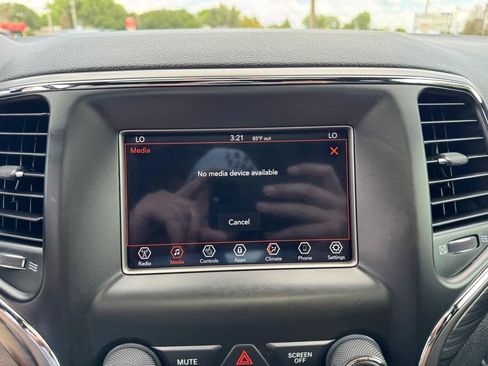Used 2019 Jeep Grand Cherokee Laredo AWD/4WD image 40