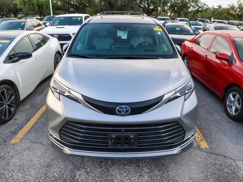 Used 2025 Toyota Sienna Platinum FWD image 5