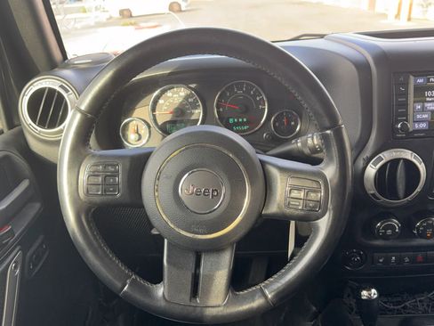 Used 2017 Jeep Wrangler Unlimited Sahara w/ Connectivity Group AWD/4WD image 10