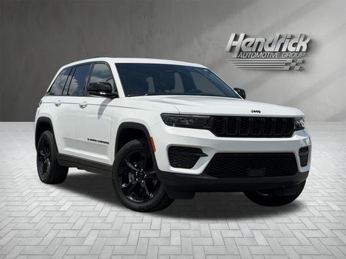 Used 2023 Jeep Grand Cherokee Altitude AWD/4WD image 2