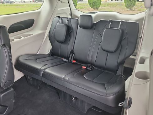 Used 2024 Chrysler Pacifica Touring-L image 12