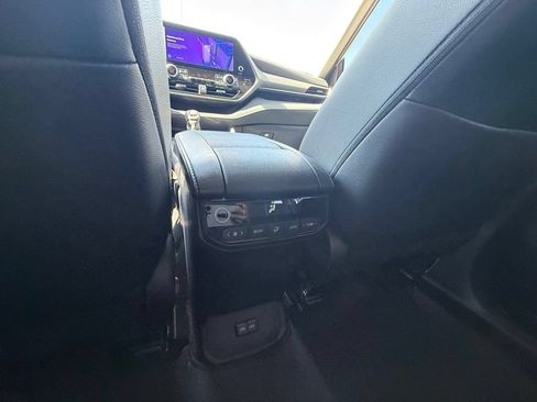 Used 2024 Toyota Highlander XLE FWD image 15