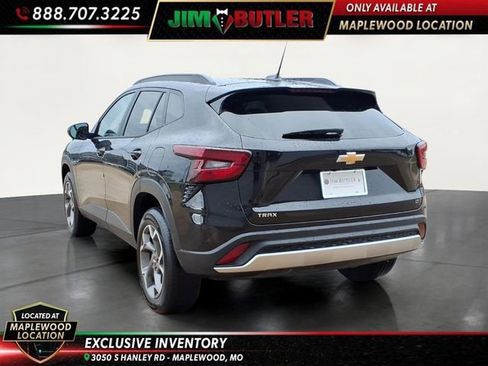 Used 2026 Chevrolet Trax LT FWD image 2