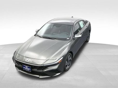 Used 2025 Hyundai Elantra SEL FWD image 25