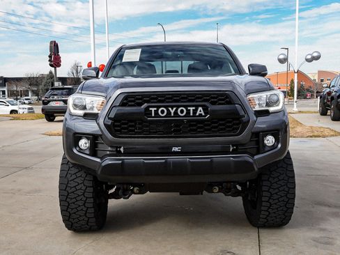 Used 2017 Toyota Tacoma TRD Off-Road w/ Premium & Technology Package image 3