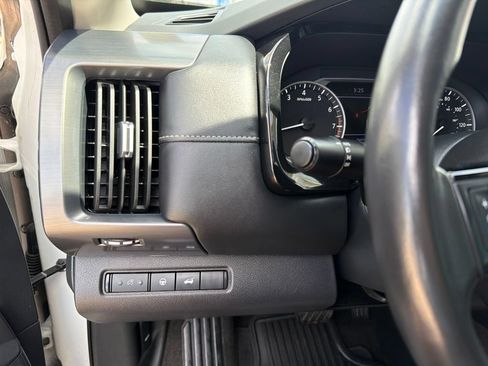 Used 2024 Nissan Pathfinder SL FWD image 28