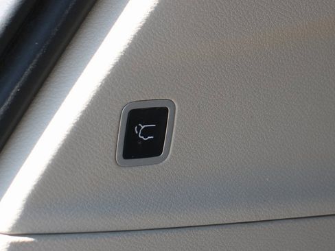 Used 2021 Chrysler Pacifica Touring w/ Uconnect Theater Family Group image 10