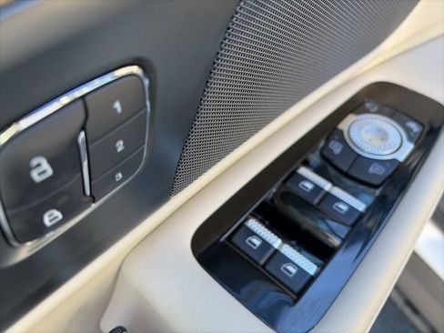 Used 2025 Lincoln Nautilus Premier image 11