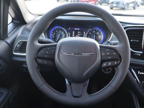 Used 2025 Chrysler Pacifica Limited FWD image 16
