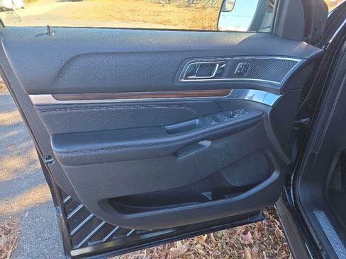 Used 2017 Ford Explorer Limited image 17
