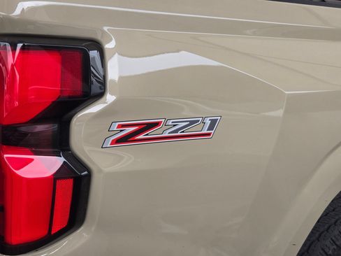 Used 2023 Chevrolet Colorado Z71 w/ Z71 Convenience Package 2 AWD/4WD image 9