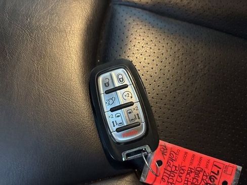 Used 2023 Chrysler Pacifica Touring-L image 48