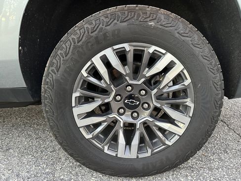 Used 2025 Chevrolet Suburban Z71 image 42