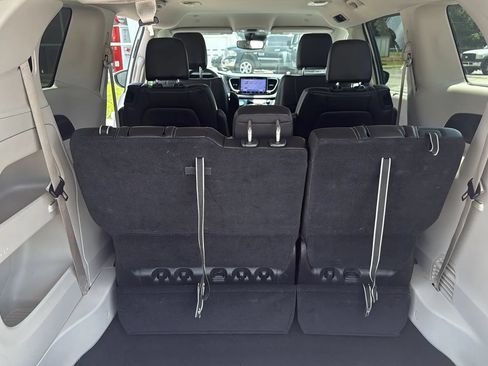 Used 2023 Chrysler Pacifica Touring-L FWD image 10