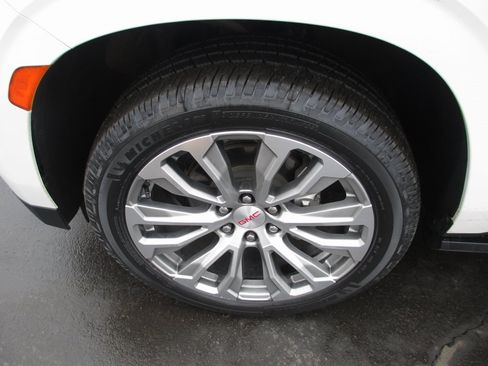 Used 2021 GMC Yukon XL Denali w/ Denali Premium Package image 12