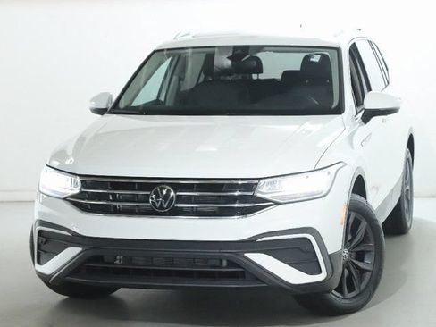 Certified 2024 Volkswagen Tiguan SE AWD/4WD image 3
