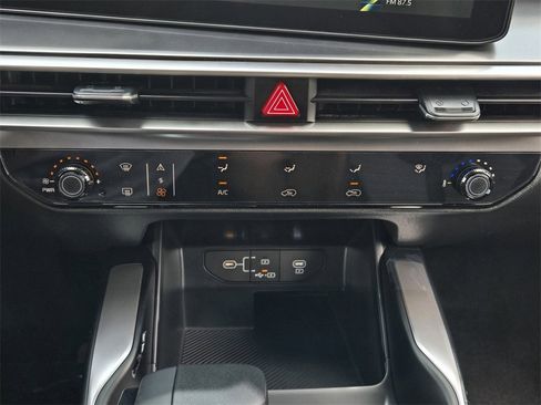 New 2025 Kia Sorento LX image 13